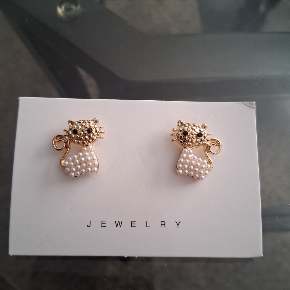 Gold Tone and Pearl Cat Earrings